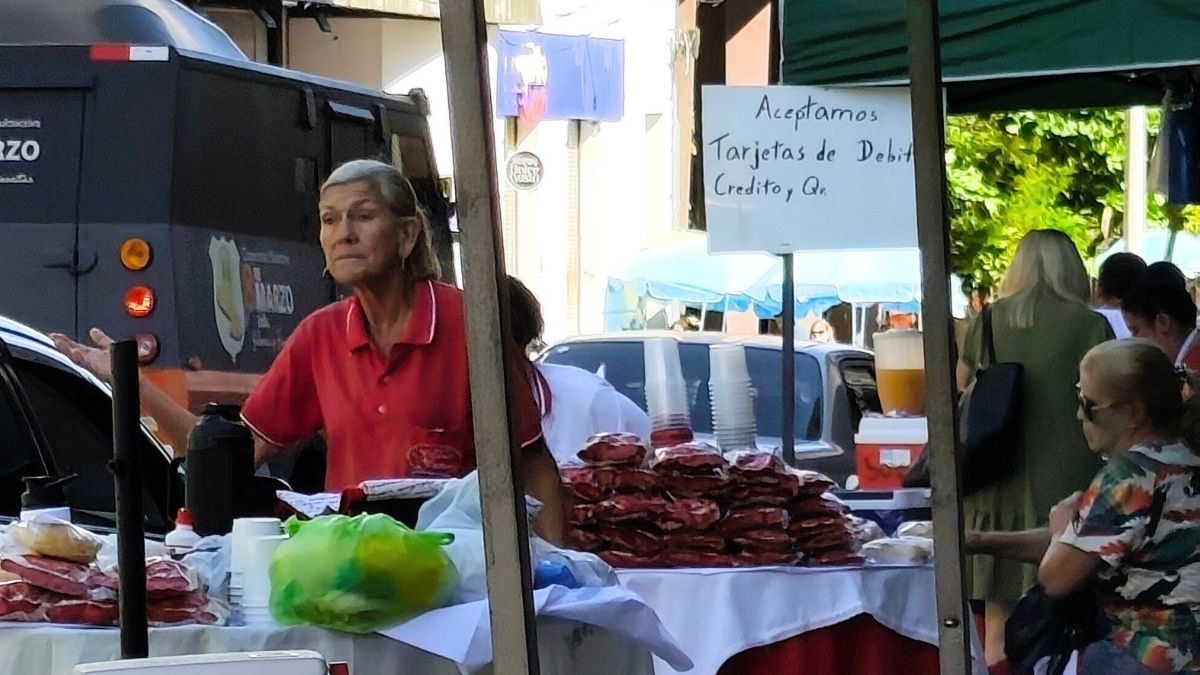 Street vendor in Paraguay with sign accepting debit and credit cards